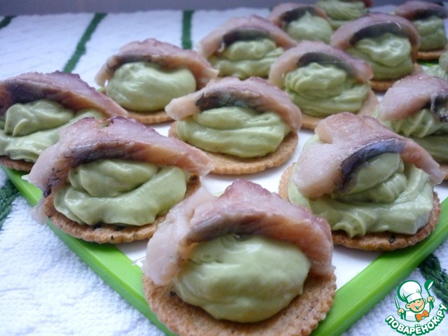 Закуска с кремом из авокадо с сельдью