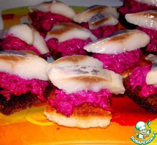 Canapes with beetroot salad and herring