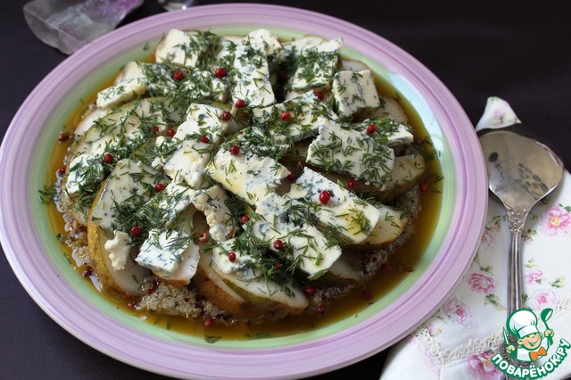 Quinoa with pear and spicy cheese