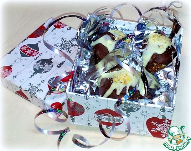 Dessert bowls of dried fruits and nuts