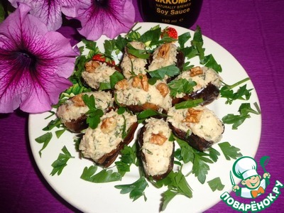 Stuffed figs with soy sauce, cheese and walnuts