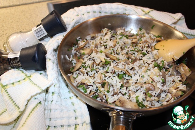 Warm salad of rice with mushrooms
