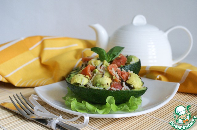 Salad with wild rice, avocado and red fish