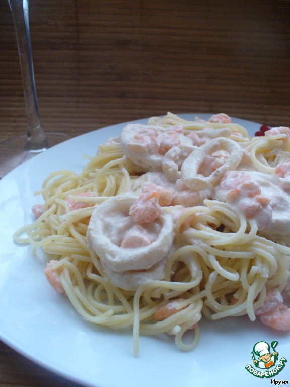 Spaghetti with shrimps in a creamy wine sauce