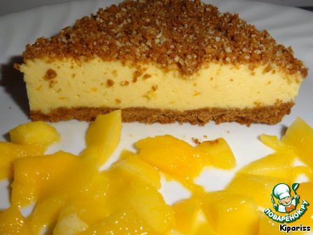Mango cheesecake with almond flakes