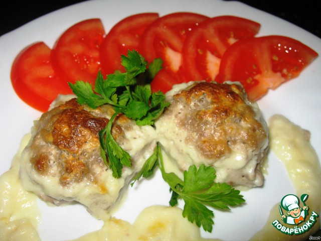 Meat rolls with cheese sauce 