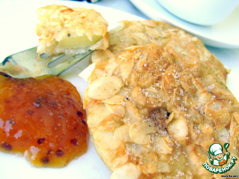 Apples in beer batter with almonds