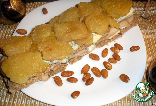 Голубой сыр с грушей