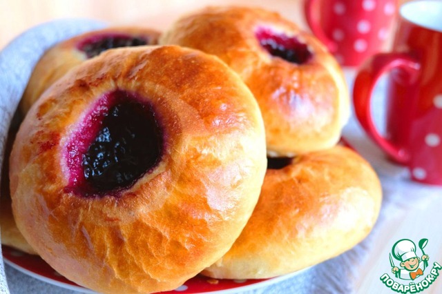 Scones with blueberry jam