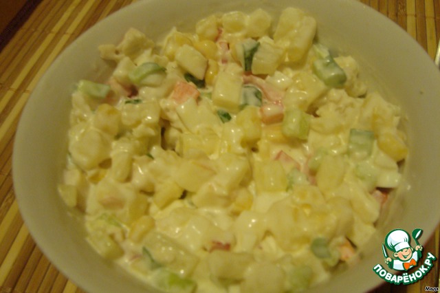 Salad with chicken and pineapple