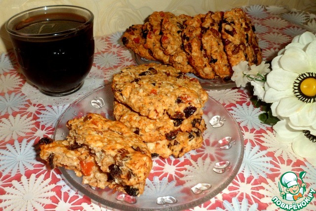 Oatmeal-coconut cookies with dried fruit