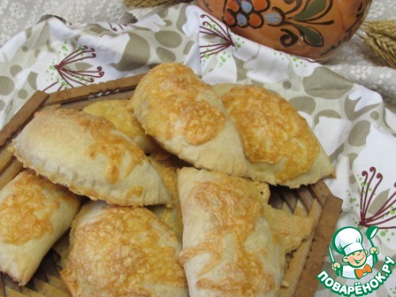 Puff pie with mushrooms and minced meat