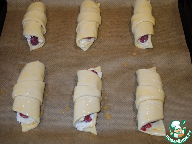 Croissants with cream cheese and raspberries