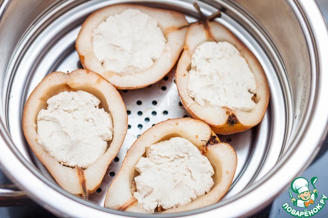 Dessert of pears with cheese and biscuits