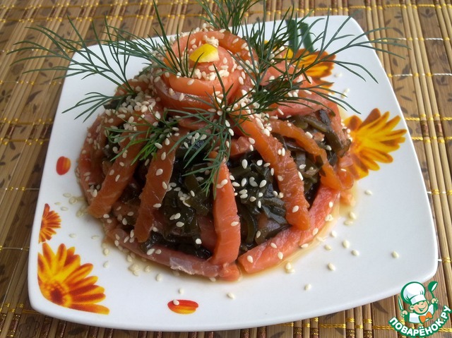 Закуска из морской капусты с форелью