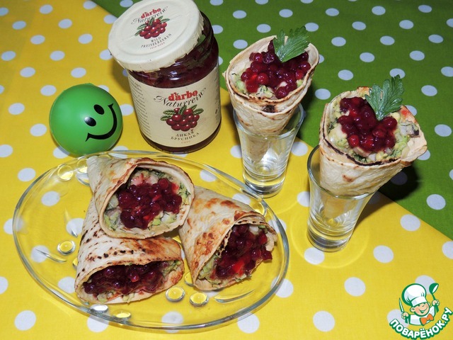 Тартар из сельди с брусничным соусом