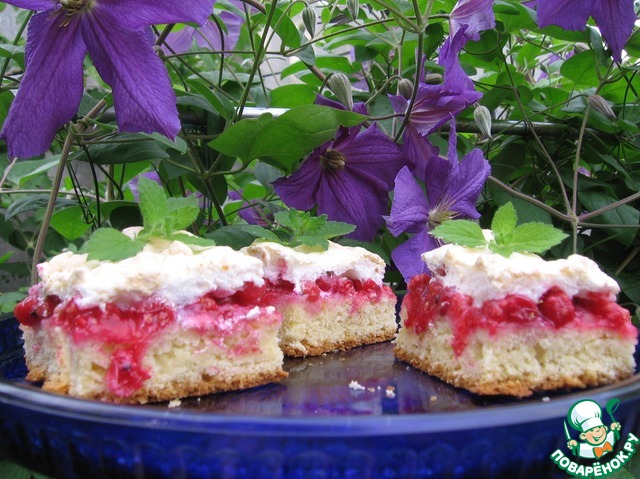 Sand cake with berries