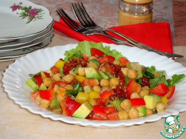 Salad with avocado and chickpeas