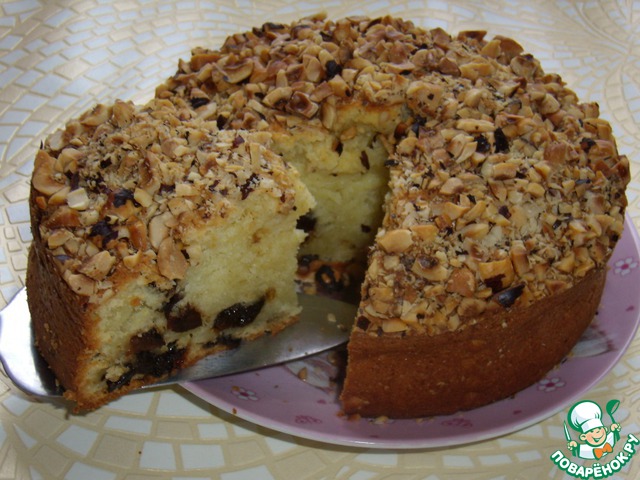 Pie with prunes and hazelnuts