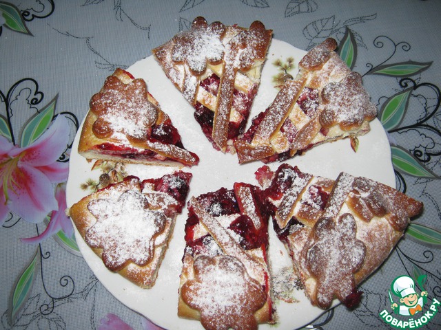 Yeast cake with berries and Apple