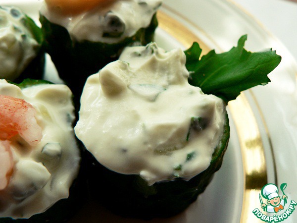 Огурцы со сливочным сыром, сельдереем и рукколой