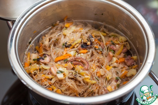 Stir fry with seafood and funchoza