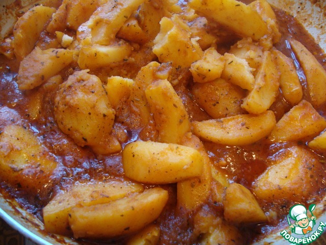 Potatoes in tomato sauce with herbs