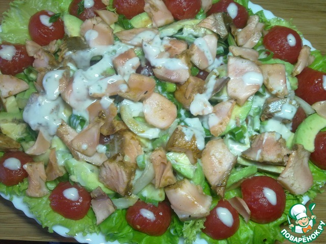 Salad with salmon and vegetables