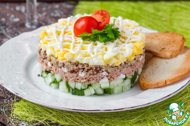 Salad with quinoa, tuna and a light sauce