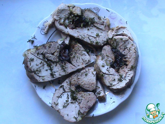 Roll from the thigh of a Turkey with prunes