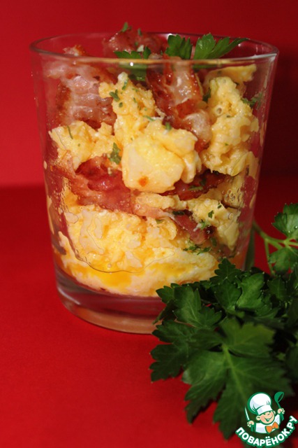 Яичница-болтунья с беконом на паровой бане