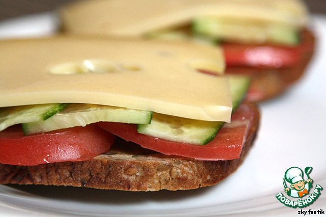 Vegetable sandwich with cheese