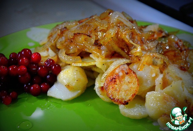 Fried potatoes with apples