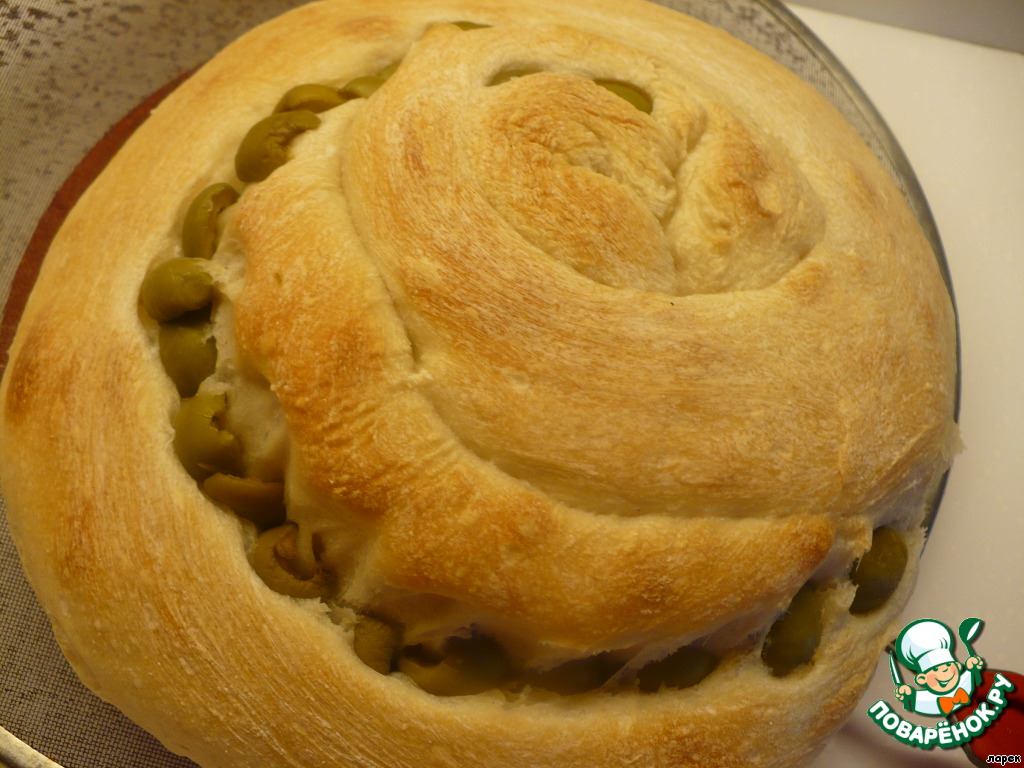 Wheat bread with semolina and green olives