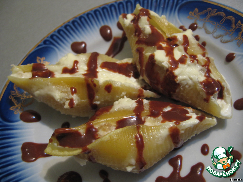 Cancelloni dessert with banana curd