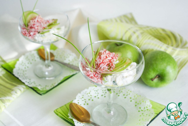 Salad with crab sticks, apples and ricotta
