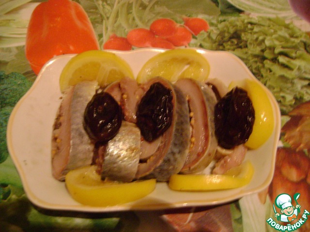Селёдочные рулетики с черносливом