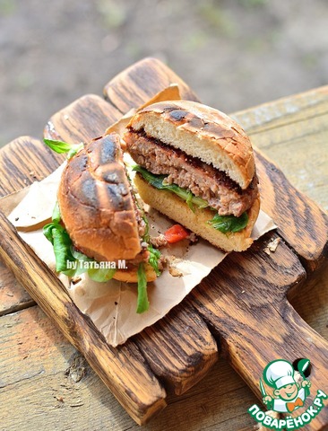 Meat burgers with chunks of vegetables