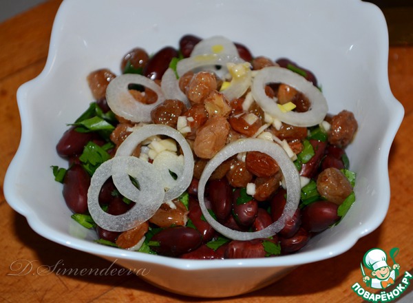 Bean salad with raisins