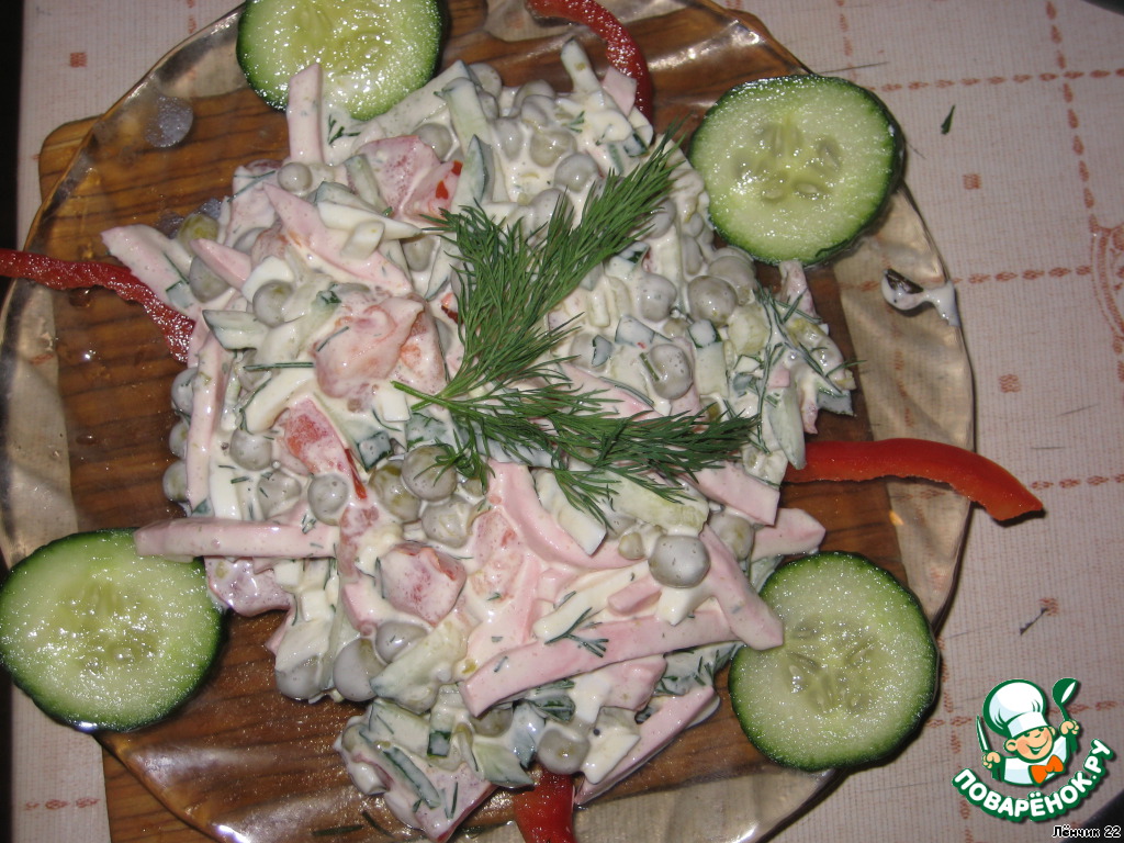 Салат с колбасой и помидорами