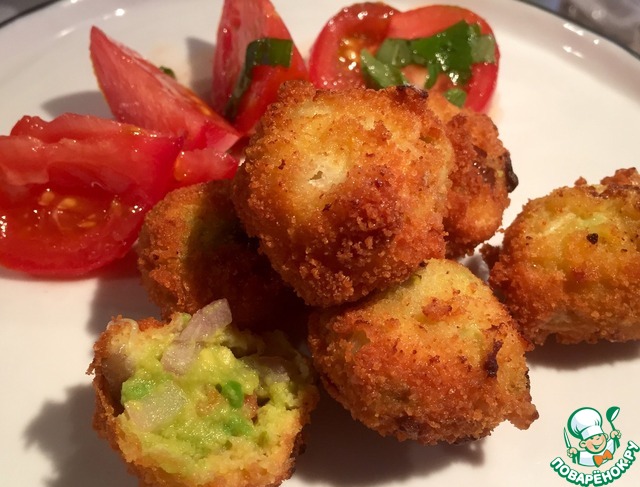 Fried onion rings with guacamole