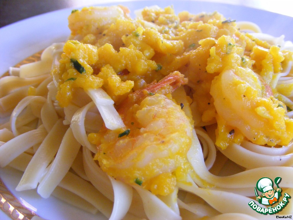 Pasta with a sauce of pumpkin and shrimps