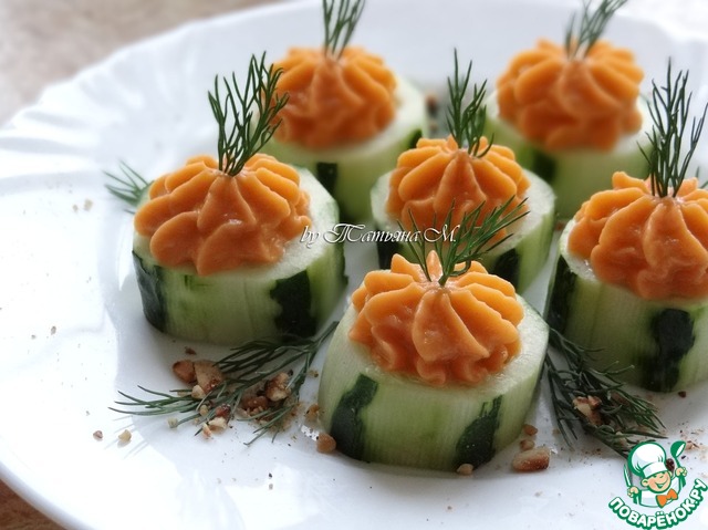 Appetizer of cucumber stuffed with lentils
