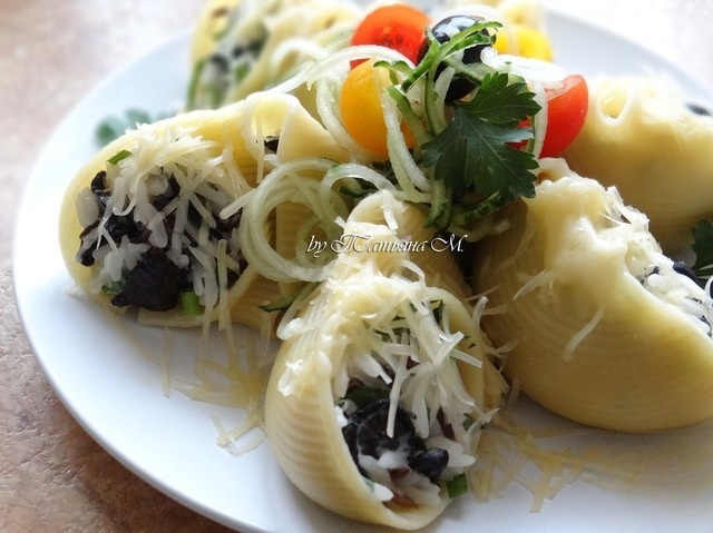 Appetizer of stuffed lumaconi