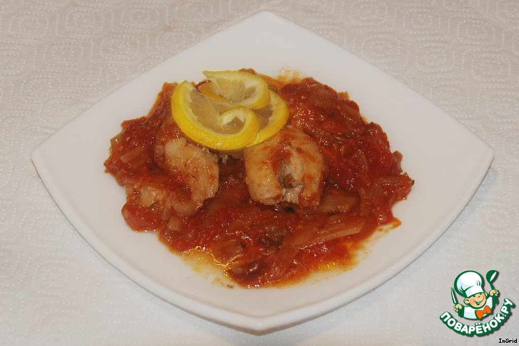 Fish in tomato sauce with onions