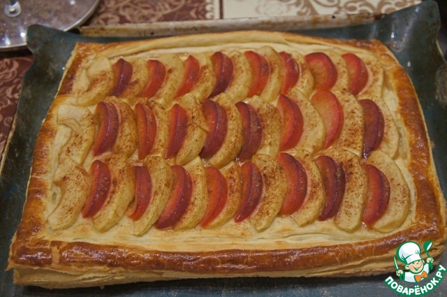 Яблочный пирог со сливами