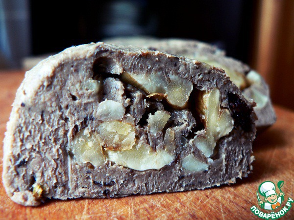 Roll from the liver with prunes and walnuts