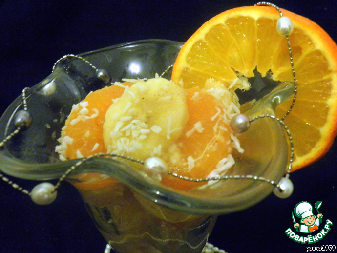 Banana slices with lemon and tangerines