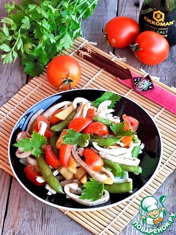 Hot salad of squid with vegetables