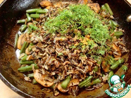 Теплый салат с рисом, грибами и фасолью